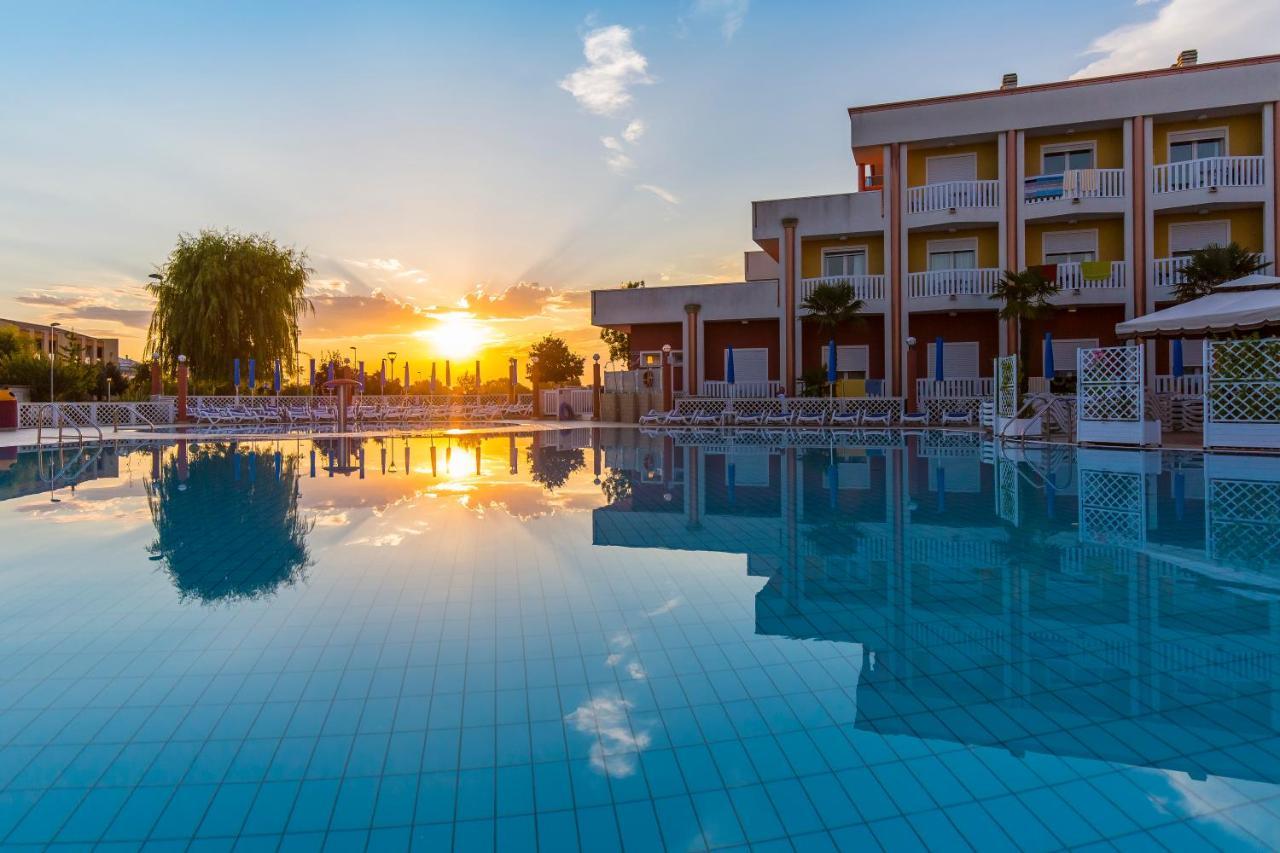 Hotel Olympus Каорле Экстерьер фото