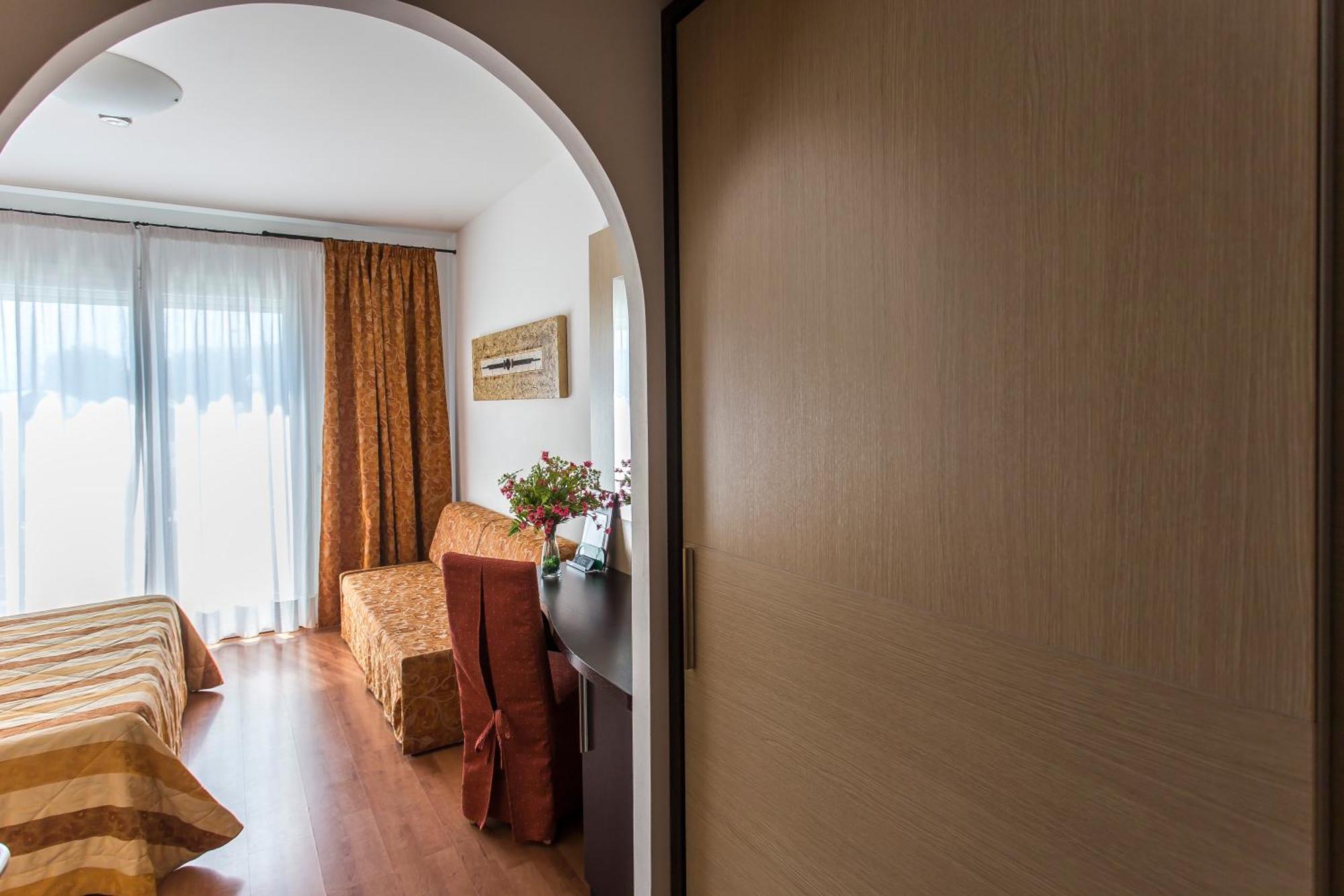 Hotel Olympus Каорле Экстерьер фото