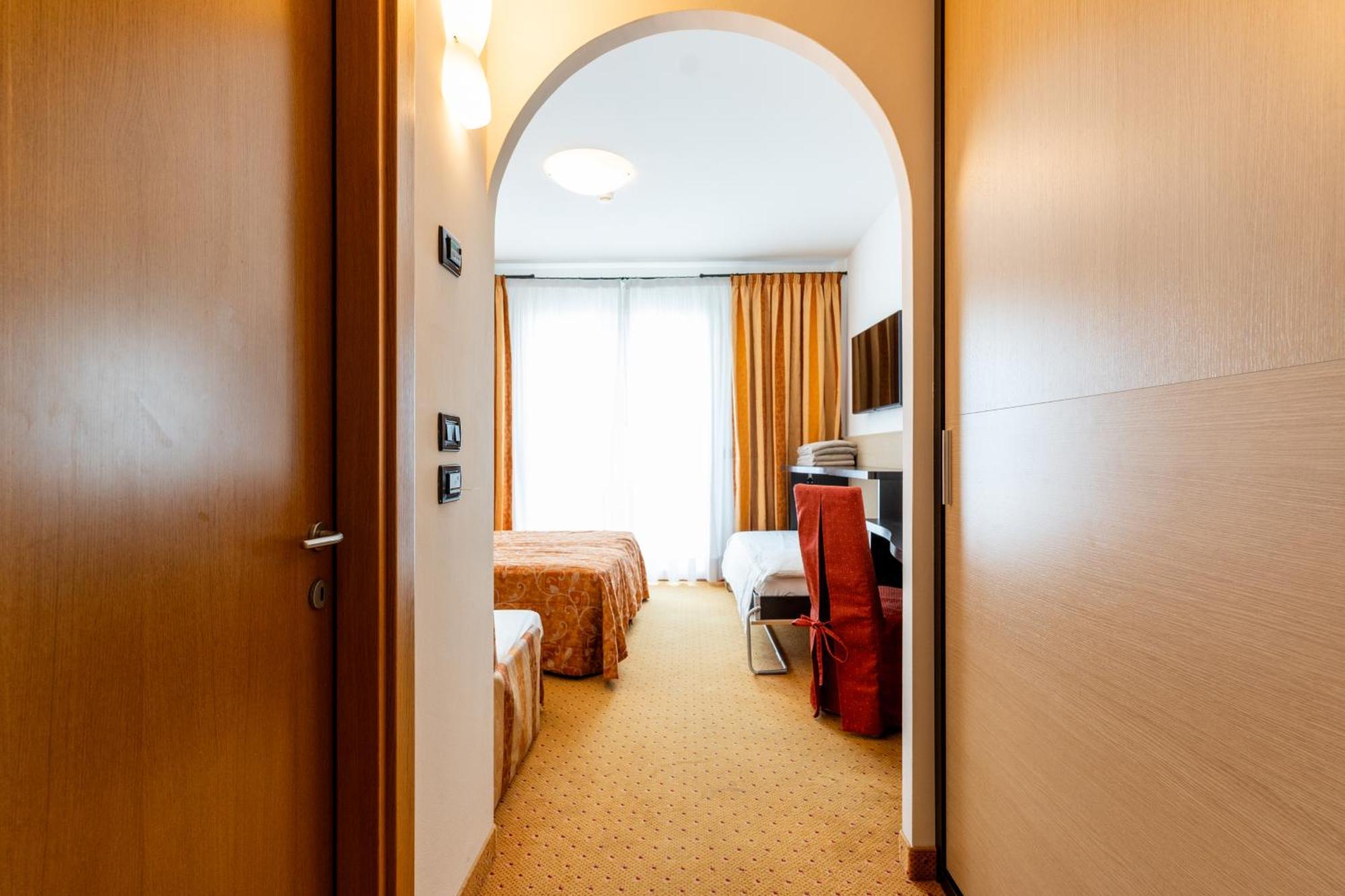 Hotel Olympus Каорле Экстерьер фото