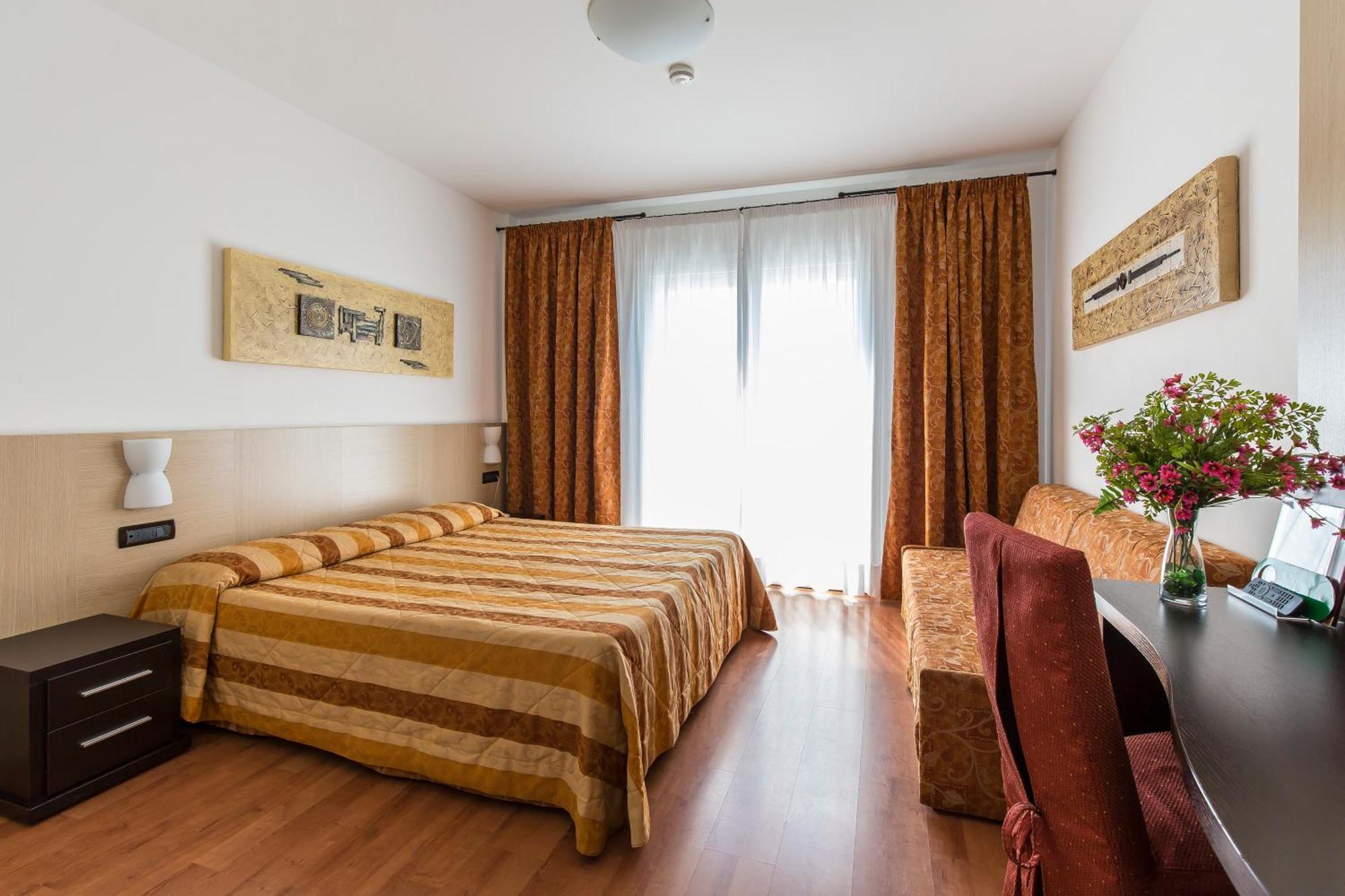 Hotel Olympus Каорле Экстерьер фото
