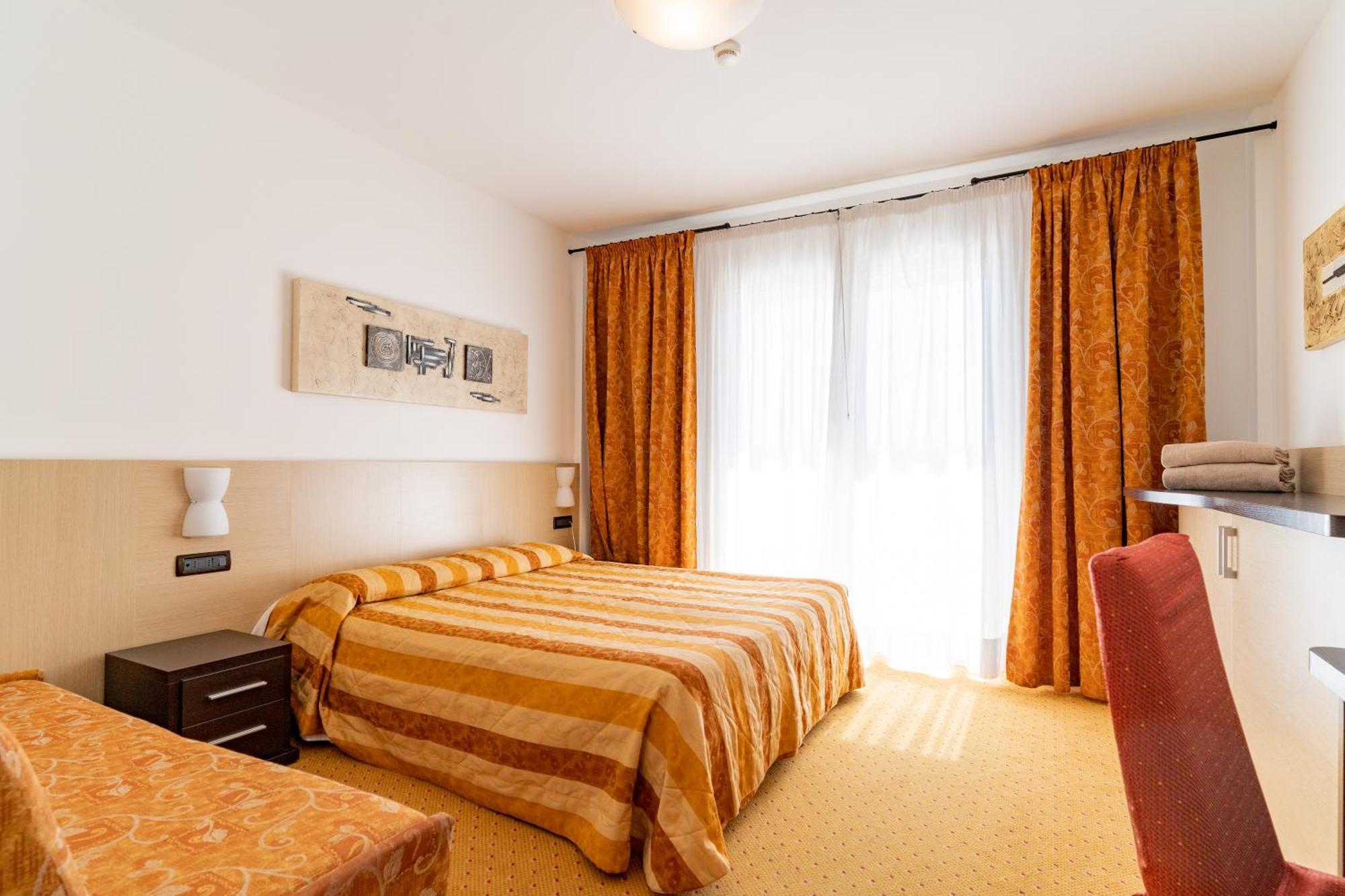 Hotel Olympus Каорле Экстерьер фото